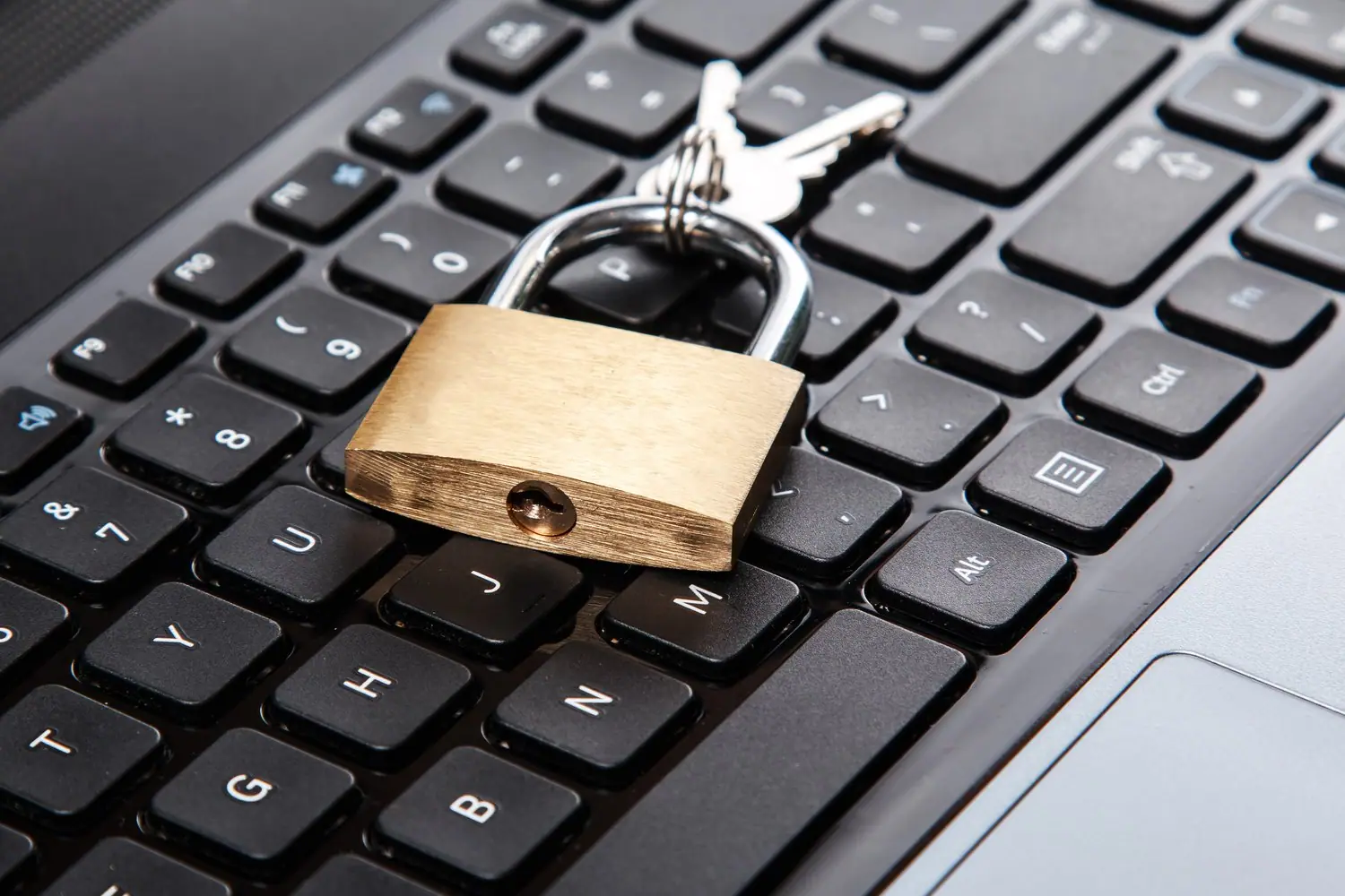 Jak skutecznie zabezpieczyć dane osobowe podczas zakupów online?