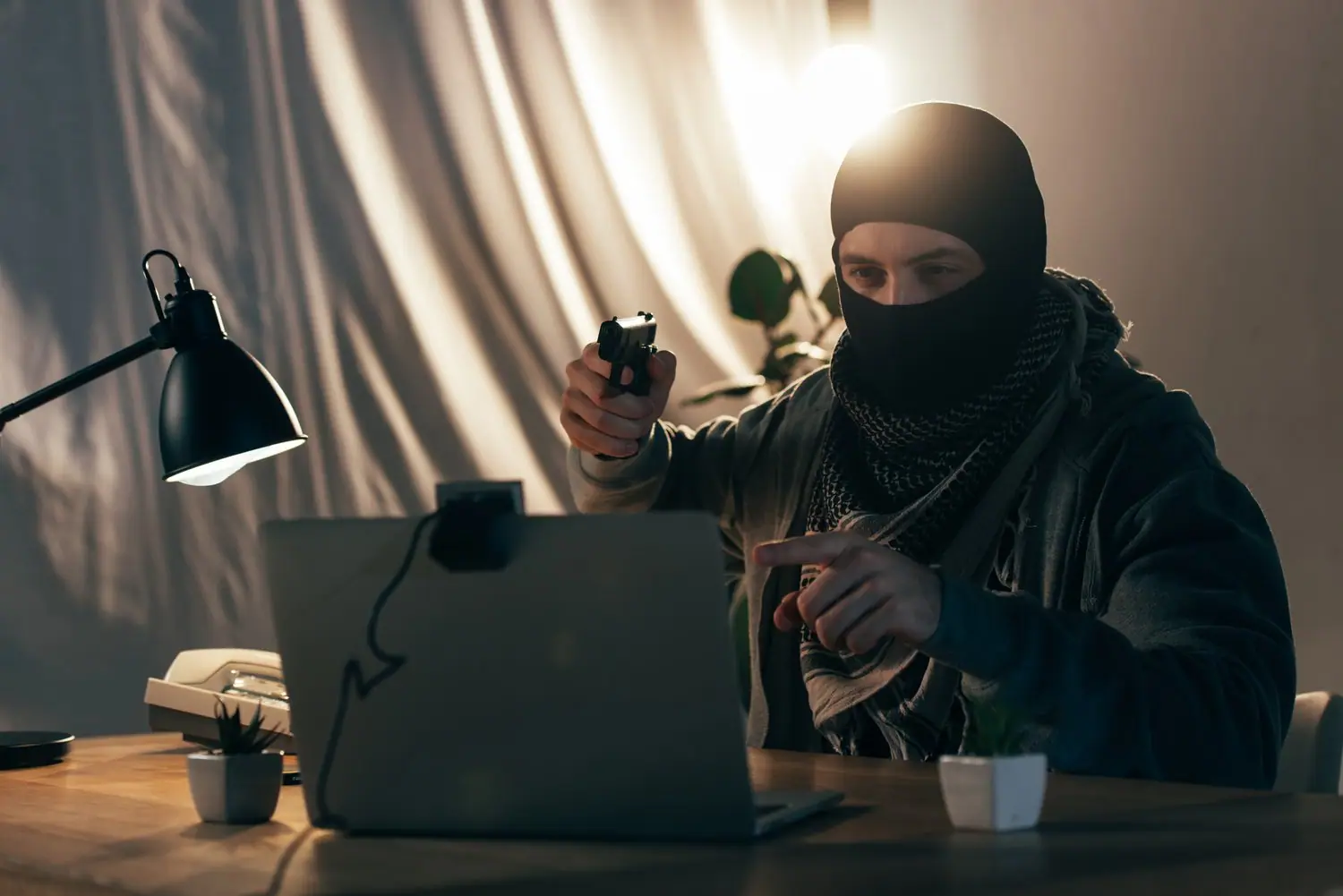 Jakie są najczęstsze techniki oszustów w mediach społecznościowych?