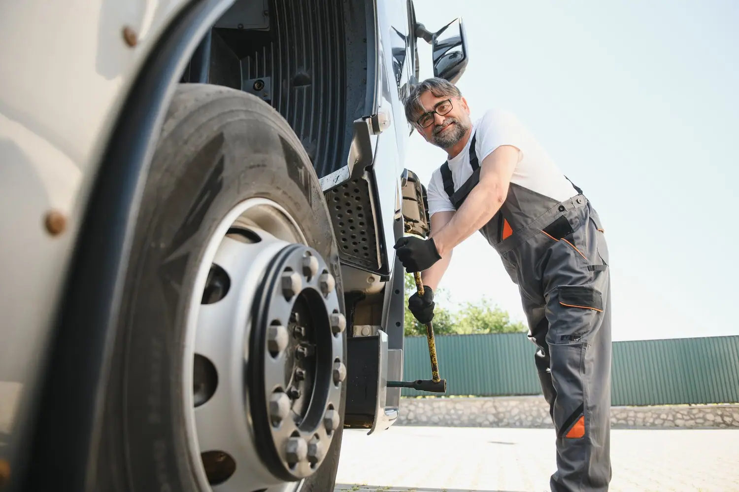 Jak przedłużyć żywotność osi naczep w transporcie ciężarowym